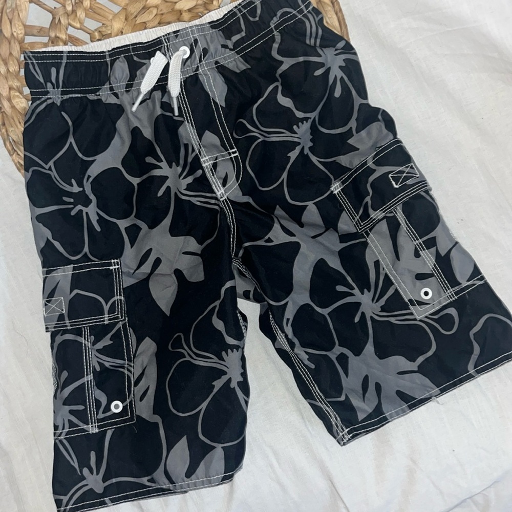 Old Navy board shorts. Boys size M (8)